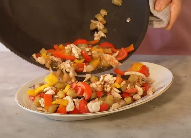 natalia cattelani versa pollo con verdure in un piatto