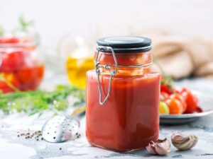 sugo di pomodoro dentro un barattolo