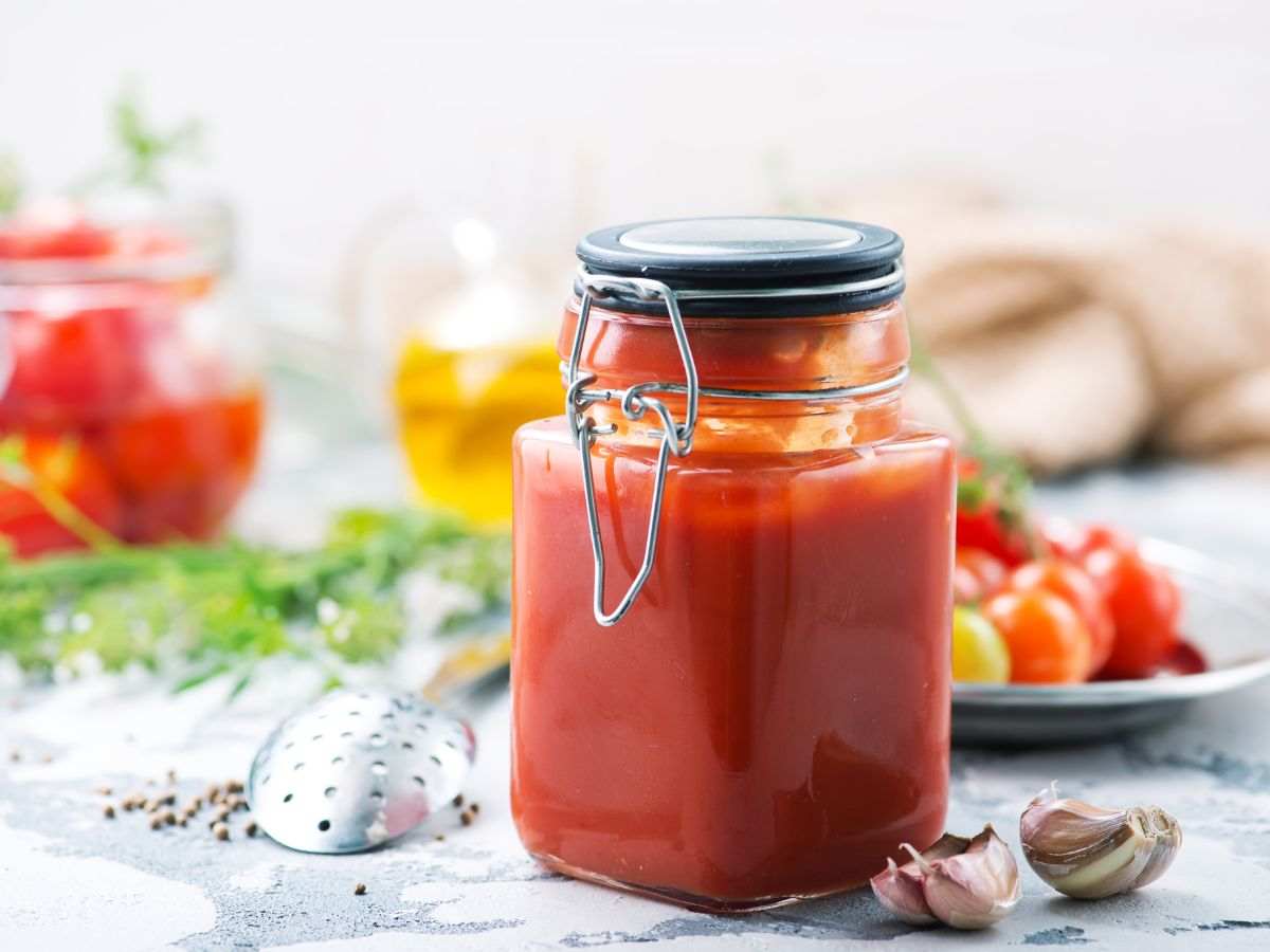 sugo di pomodoro dentro un barattolo
