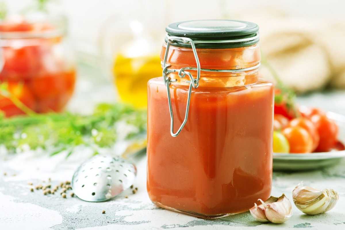 passata di pomodoro all'interno di un barattolo