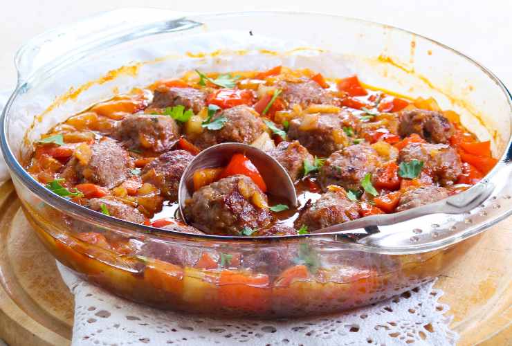 teglia con polpette in agrdolce con i peperoni e prezzemolo