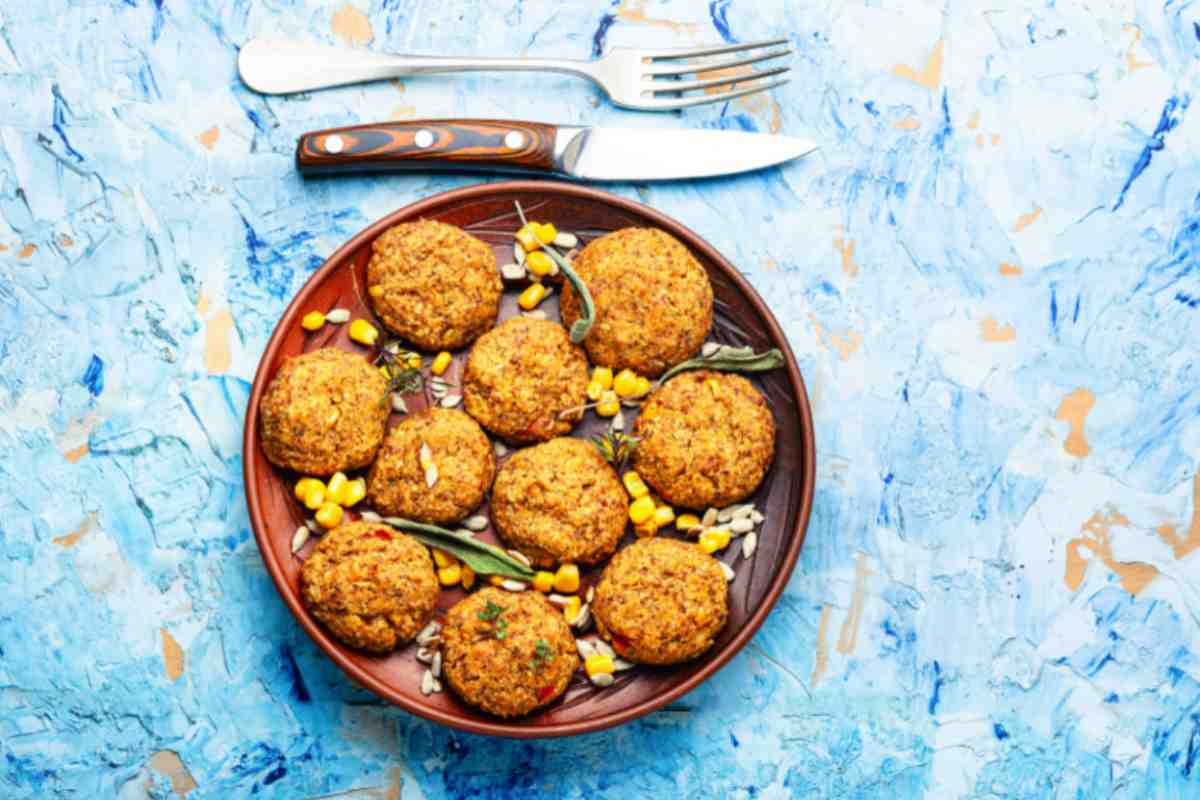 polpette dentro ad un piatto e sopra forchetta e coltello