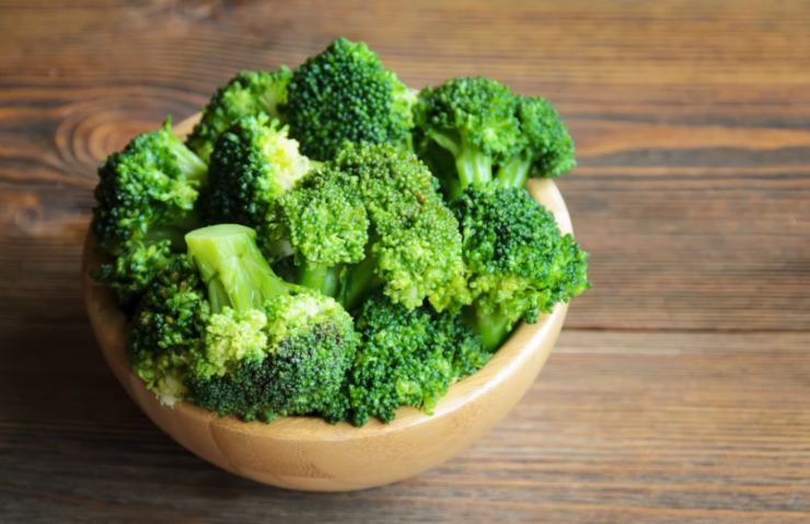cimette di broccoli in una ciotola