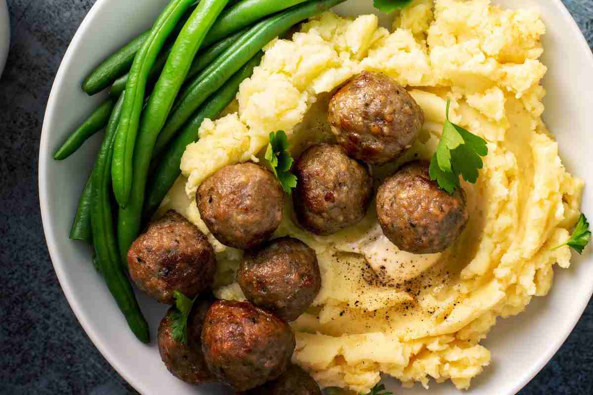 polpette fritte con fagiolini e purè di patate