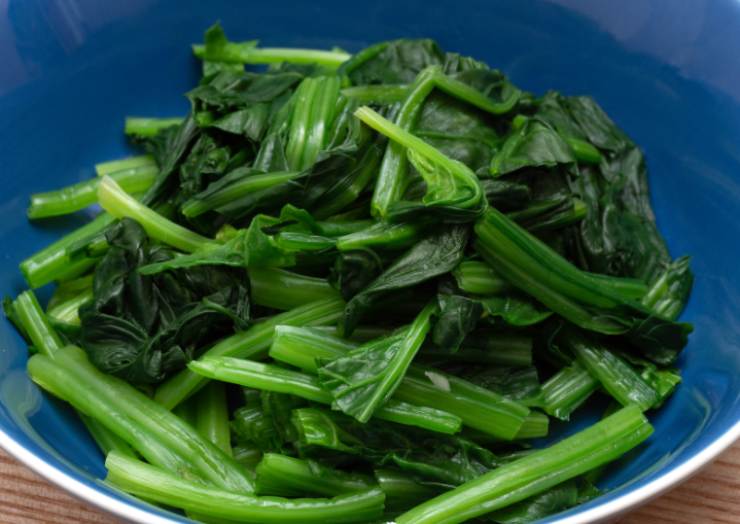 spinaci bolliti dentro ad un piatto