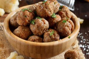 Ciotola con polpette fritte cotte