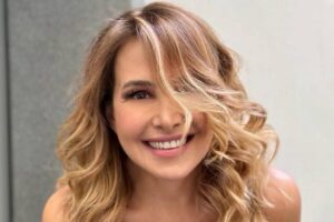 barbara d'urso in primo piano sorridente