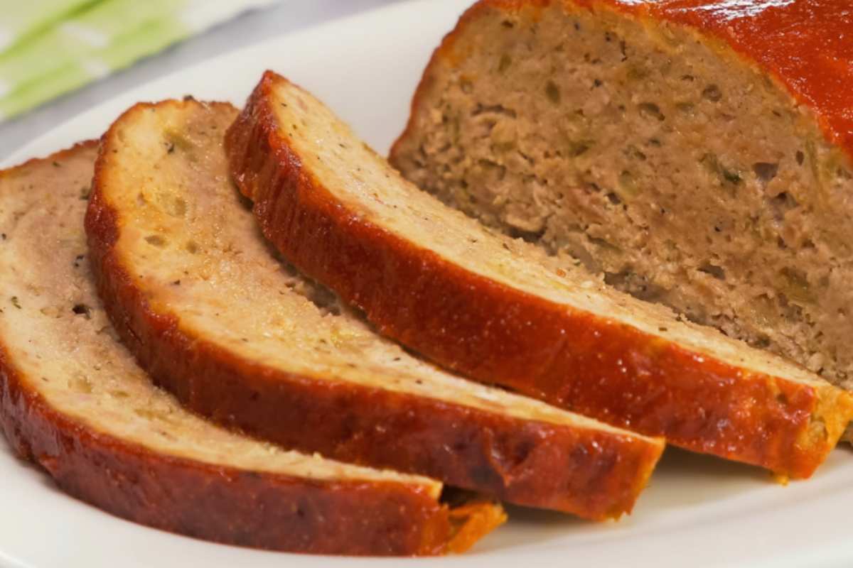 polpettone di pollo tagliato a fette