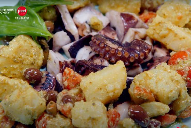 polpo con pesto, olive, pomodori e patate