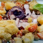 polpo con patate, pomodori, olive e pesto