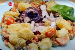 polpo con patate, pomodori, olive e pesto