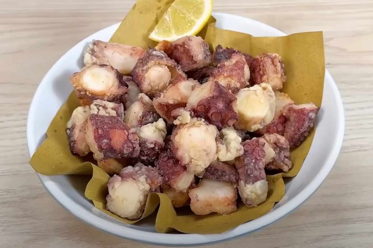 un piatto di polpo fritto col limone