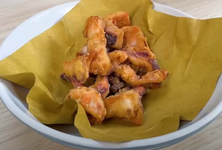 polpo fritto su un piatto con carta assorbente
