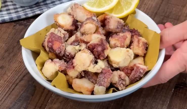 polpo fritto in un piatto