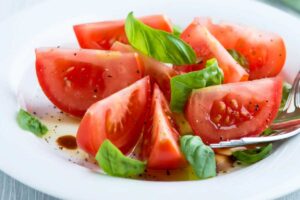 Pomodori tagliati a spicchi in un piatto