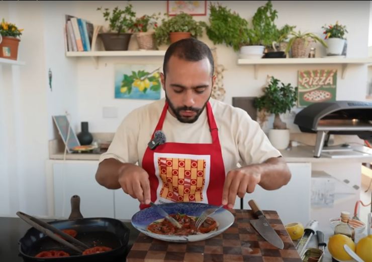 ruben assaggia il suo piatto di pomodori arrostiti con salsa tonnata