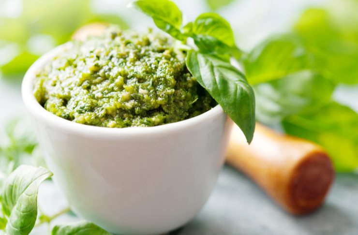 pesto di basilico in una ciotola