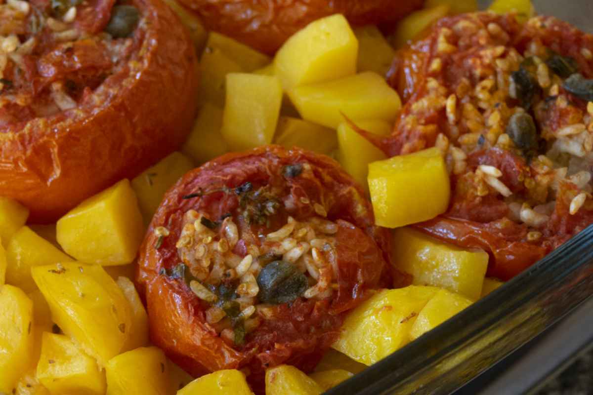 Teglia con pomodori ripieni di riso e patate
