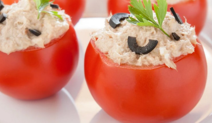 Pomodori con ripieno di tonno e olive nere