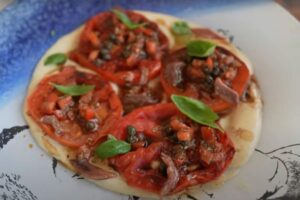 piatto di salsa tonnata con pomodori arrostiti
