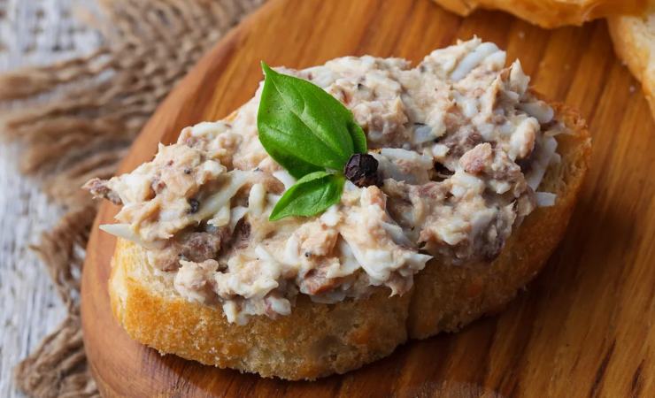 Crostino con tonno e olive