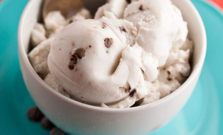 Ciotola con gelato e gocce di gioccolato