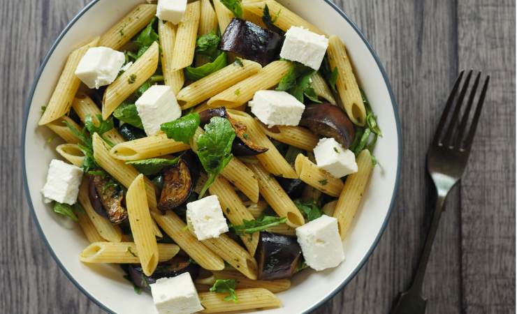 Piatto con penne, melanzane, feta e menta