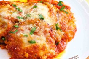 Formaggio sciolto, sugo ed erbe aromatiche