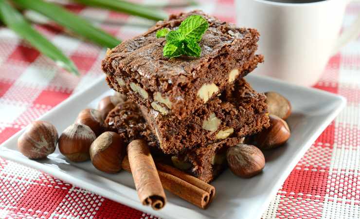 biscotti cacao e nocciole con foglia di menta 