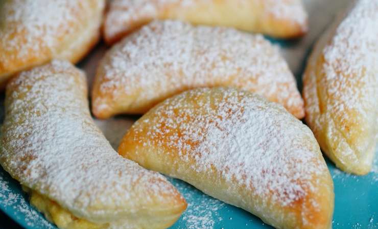 piatto di biscotti di pasta frolla