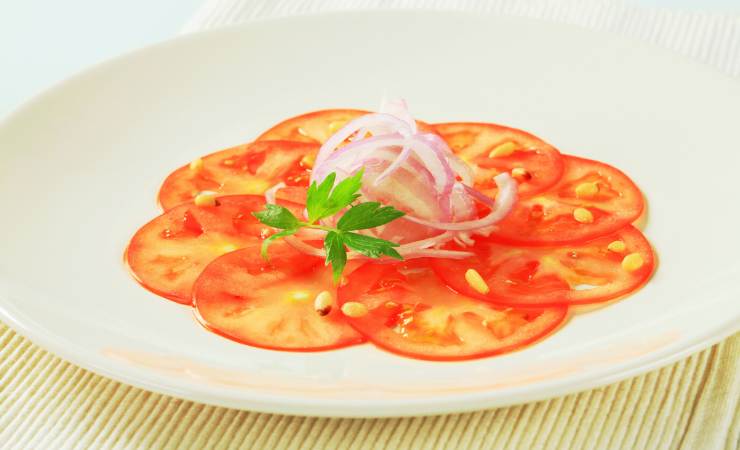 piatto di carpaccio di pomodori