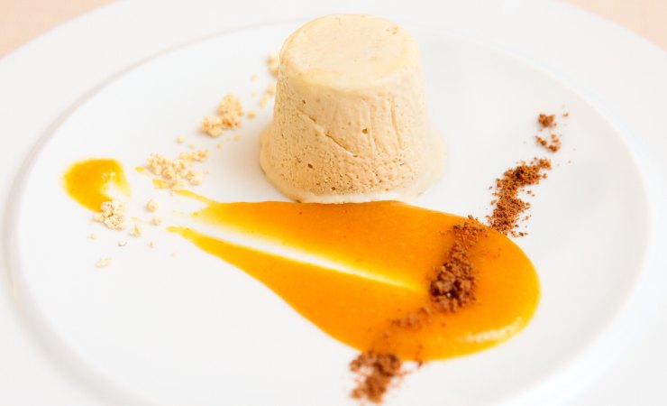 semifreddo alla panna su piatto