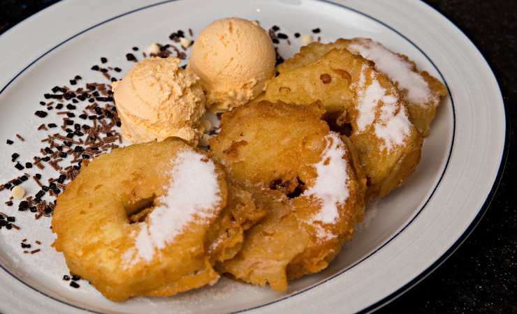 piatto di frittelle all'ananas con gelato