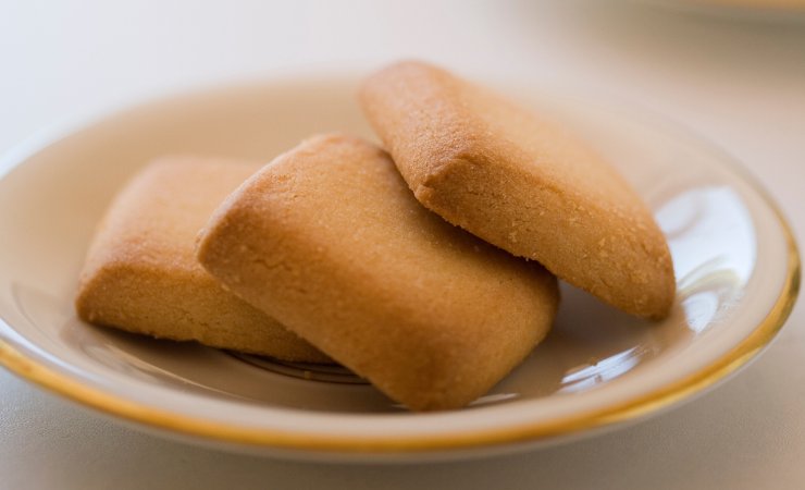 piattino con biscotti dorati