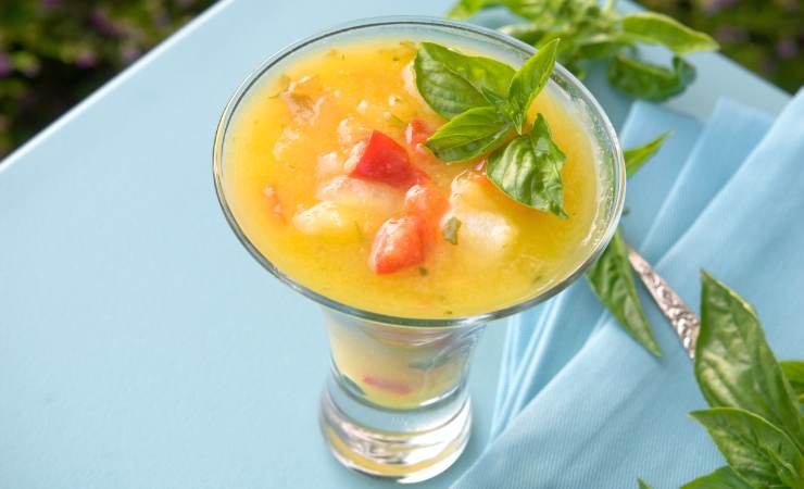 bicchiere di gazpacho giallo