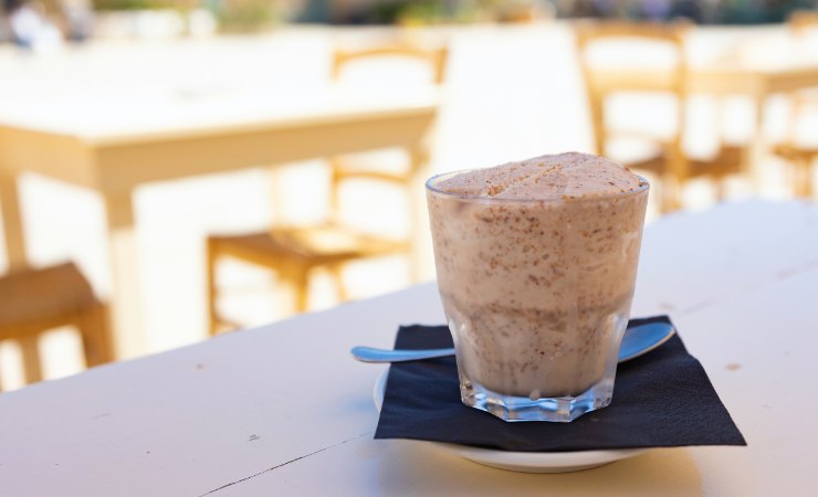 granita al caffè sul tavolo