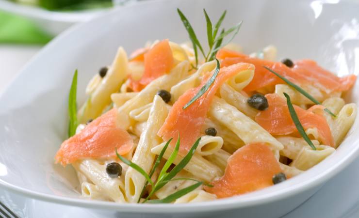 piatto di pasta fredda con salmone e capperi