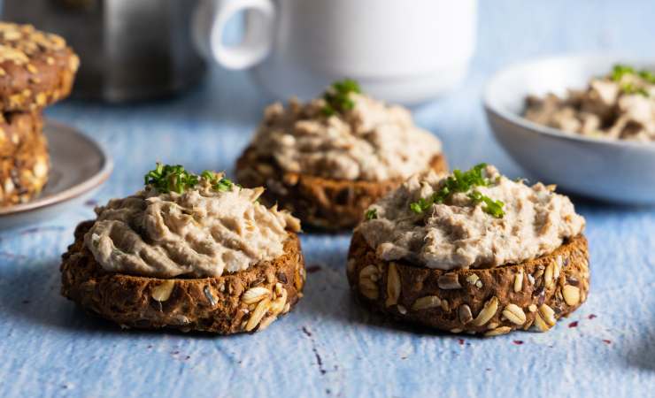 bruschette con mousse di tonno vegana