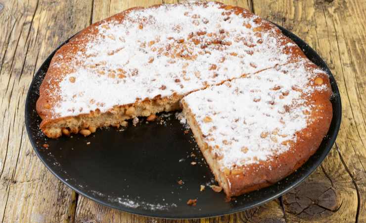 piatto con torta di pinoli