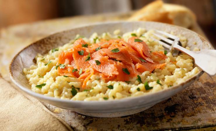 piatto di risotto salmone e menta