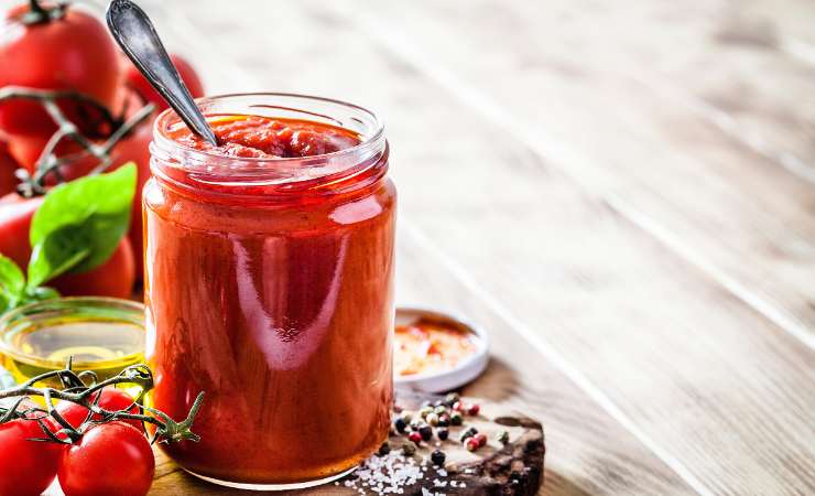 barattolo di passata di pomodoro