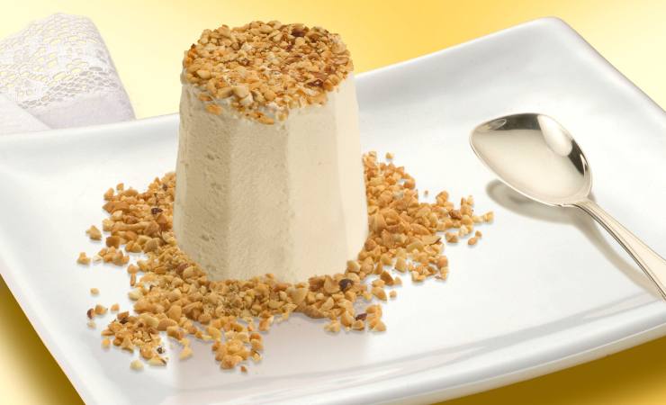 semifreddo al torroncino su piatto