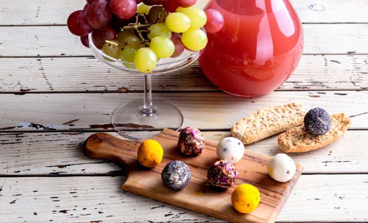 tartufini di formaggio frutta e spremuta