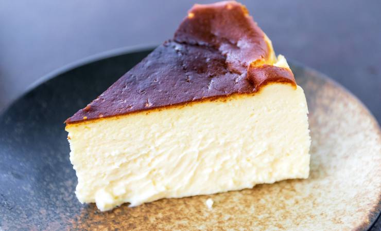 fetta di cheesecake basca