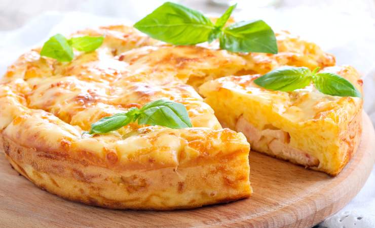 torta salata su tagliere