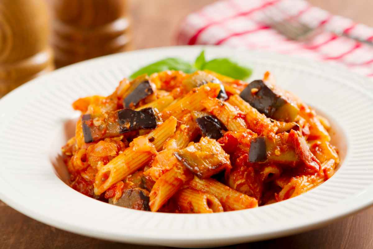 Primo piano di un piatto tipico siciliano: la pasta alla Norma