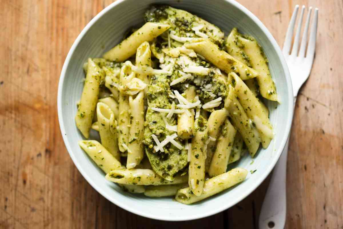 Piatto con penne al pesto e formaggio