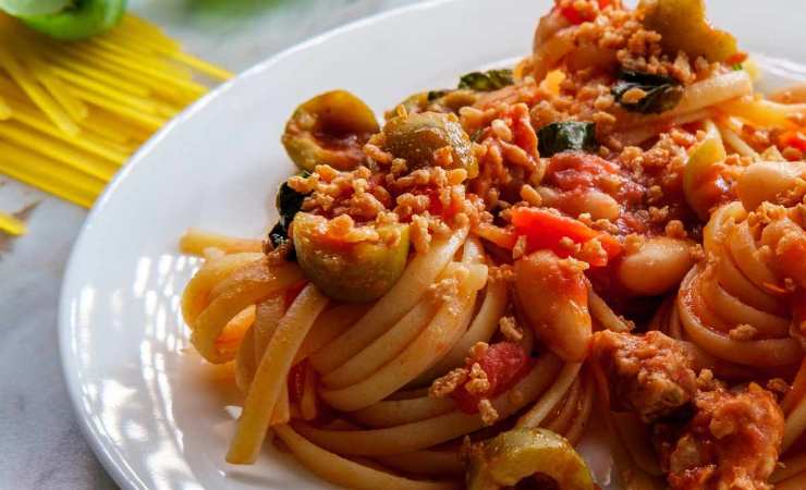 spaghetti pomodoro tonno e olive 