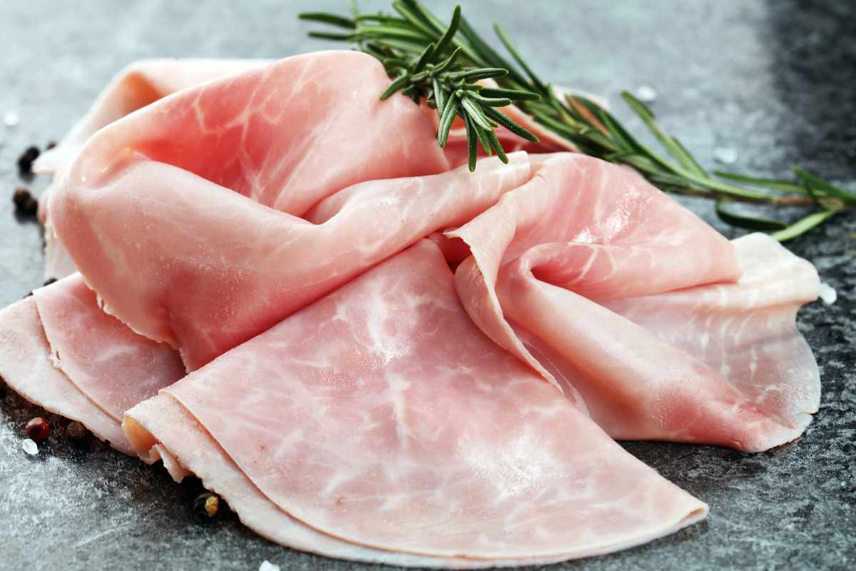 prosciutto cotto con un rametto di rosmarino