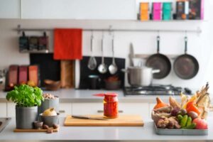 Cucina con pentole, fornelli, utensili e cibo